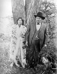 Loup solitaire et sa femme, c.1890-1910